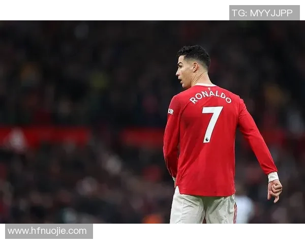 足球明星C罗的队徽照片展现了他的辉煌成就与无与伦比的足球魅力 足球明星C罗的队徽照片展现了他的辉煌成就与无与伦比的足球魅力