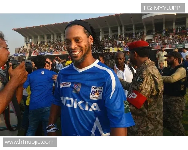 足球传奇小罗惊喜现身街头引发球迷热烈围观瞬间回忆往昔辉煌时刻