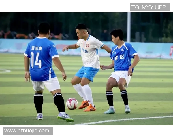 足球明星大头小身体的趣味对比图集展现足球场上的幽默与奇妙